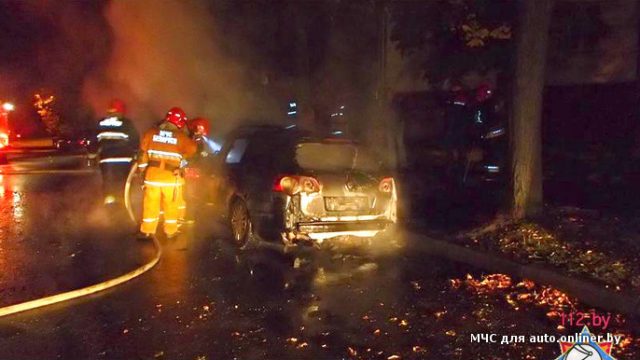 В Минске ночью неизвестный поджёг три автомобиля