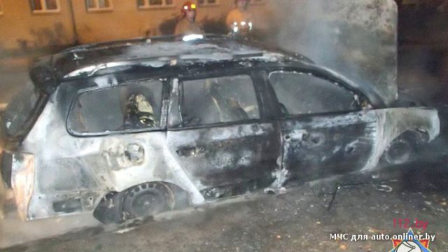 В Минске ночью неизвестный поджёг три автомобиля