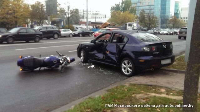 В Минске мотоциклист врезался в Mazda, заезжавшую на парковку