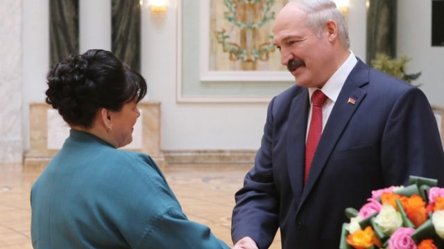 Александр Лукашенко поздравил белорусских женщин с Днем матери