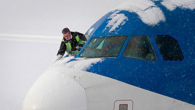 самолёт в снегу