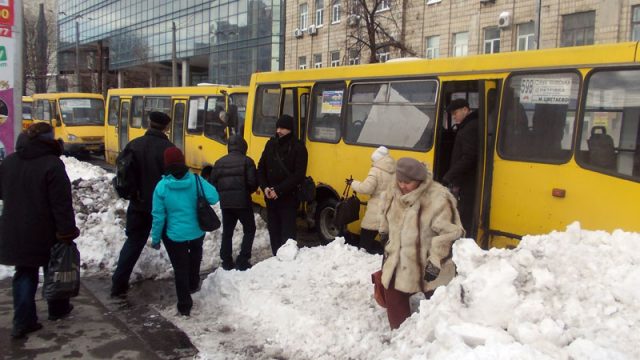 транспорт в снегу