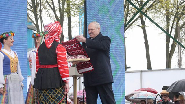 Лукашенко подарили рушник