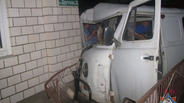 «Буханка» врезалась в угол дома в Рогачеве: пострадал шофёр