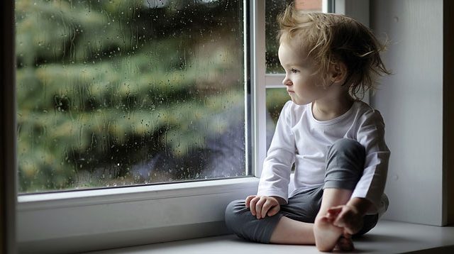 Ребенок у окна 