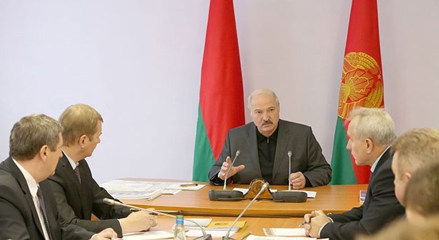 Лукашенко требует поднять село на «новый уровень»