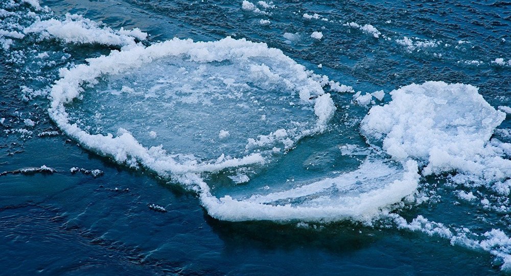 лёд на водоёме