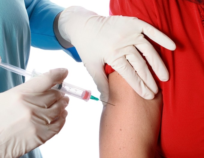 Вакцина «ЭпиВакКорона» рекомендована для применения людям 60+