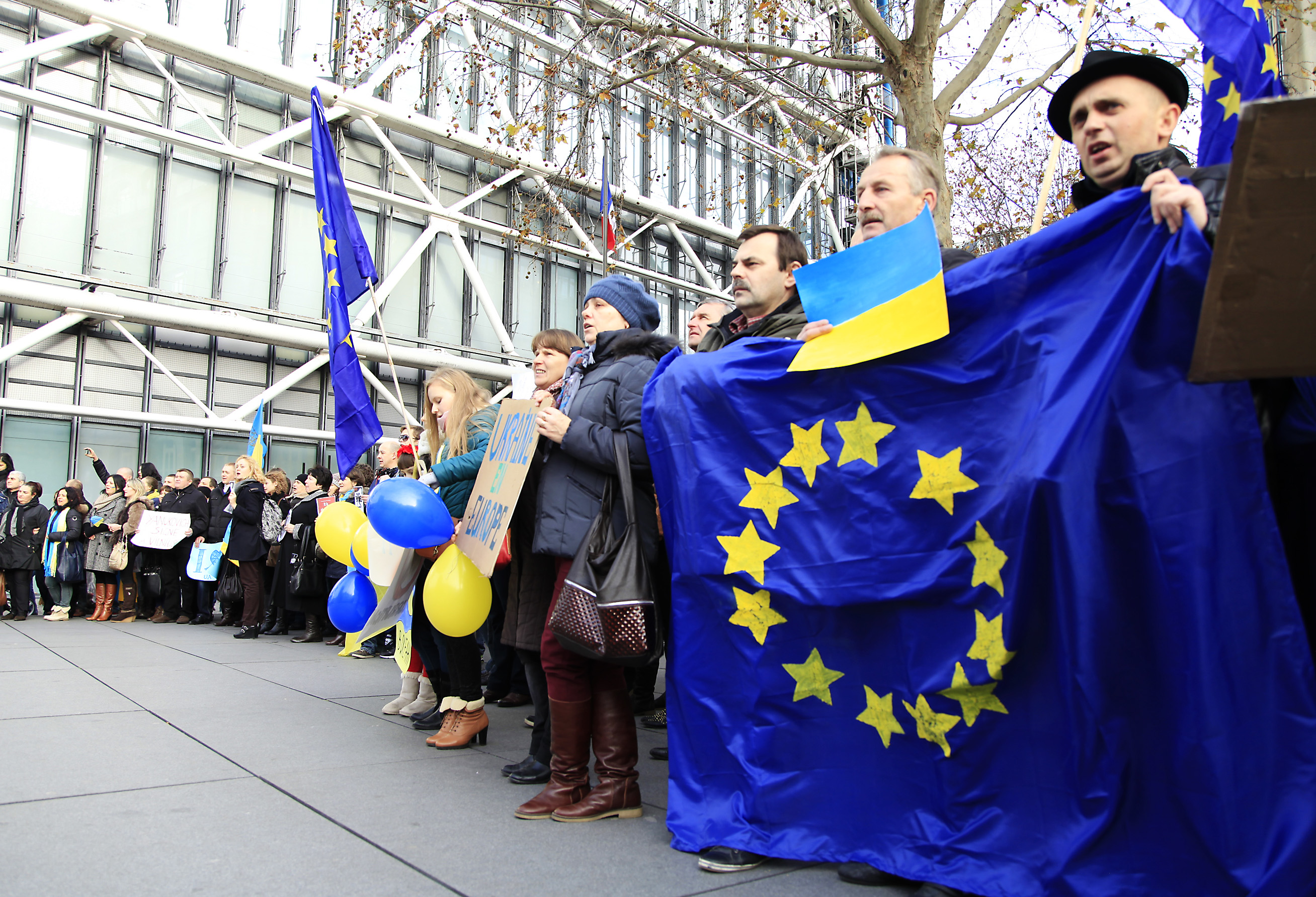 Ес украинцах. Жители Евросоюза. Украинцы в Евросоюзе. Украинцы европейцы. Украина ЕС.