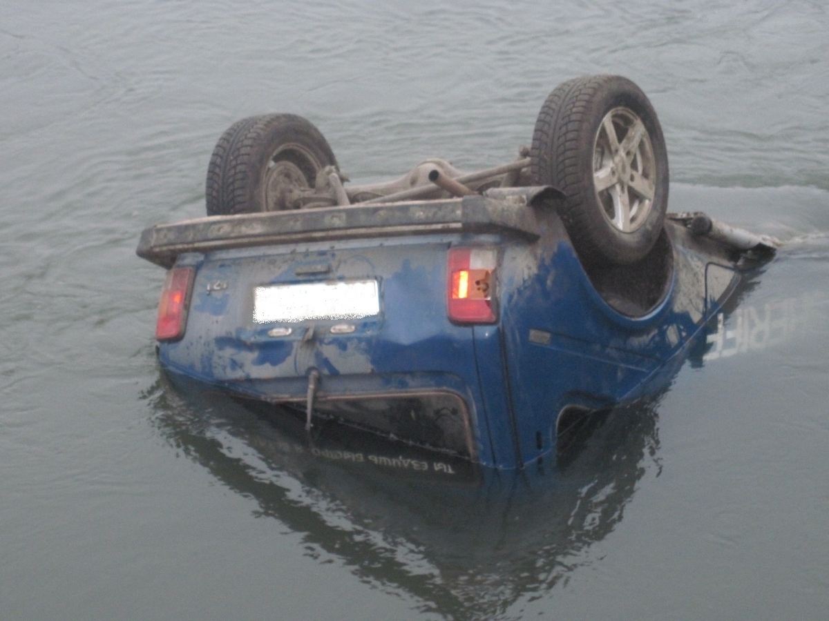 Машины падают в воду. Утопленная Нива. Нива утонула. Нива в озере. Затонувшие машины.