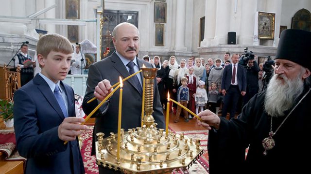 Лукашенко в церкви 