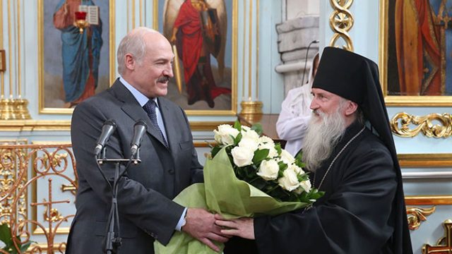 Лукашенко в церкви 