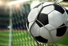 футбольный-мяч-в-воротах-