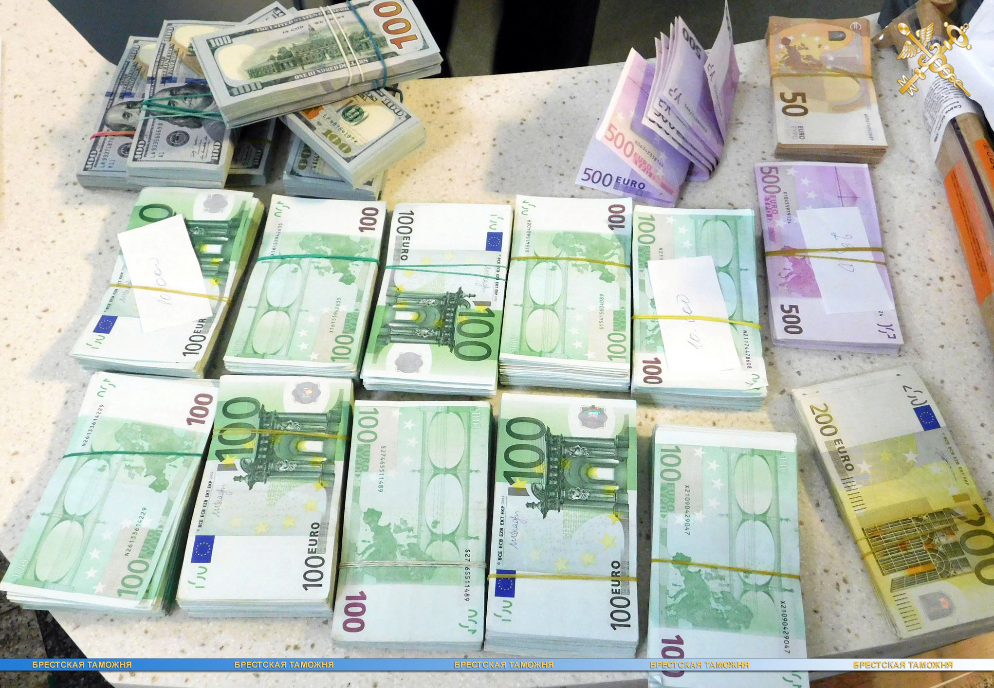 Тысяча евро в долларах. Деньги евро. Куча денег евро. Много долларов и евро. Доллар и евро.