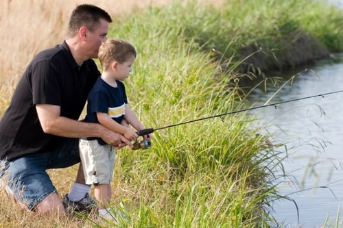 Ребёнка учат ловить рыбу