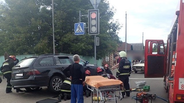 В Бобруйске автомобиль сбил женщину на тротуаре