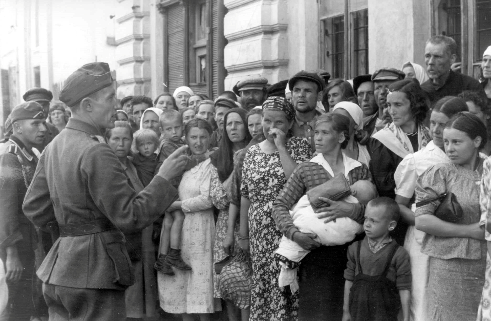 Советский человек в оккупации. Офицер Германии обращается к местным жителям в оккупированном городе. Дети в оккупации в годы Великой Отечественной войны. Могилев оккупация 1941.