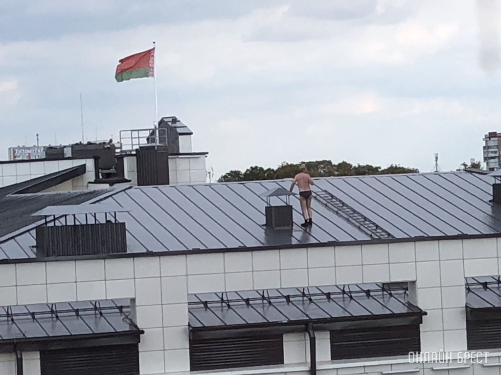 Мужчина на крыше