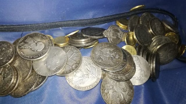 Минчанин купил у мошенника фальшивые монеты под видом клада
