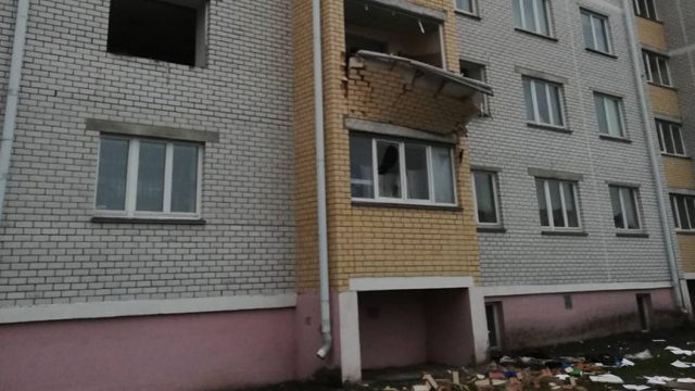 В Дрогичине при монтаже натяжного потолка выбило окна и обвалился балкон