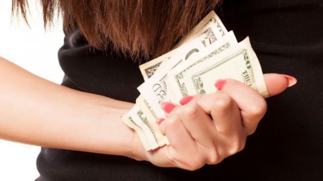 В Ивацевичах 19-летняя девушка украла деньги на лечение сестры