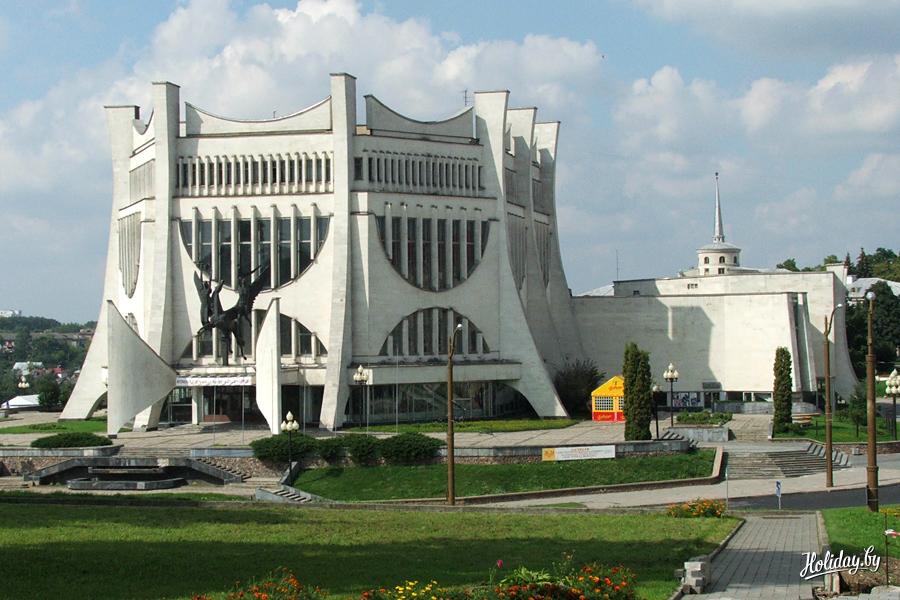 Гродненский драматический театр. Здание Гродненского театра. Драмтеатр Гродно Минимализм. Фотографии из Белоруссии знаменитых зданий.