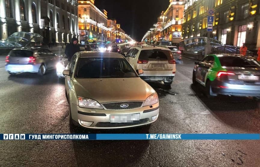 В центре Минска две легковушки столкнулись на проспекте Независимости