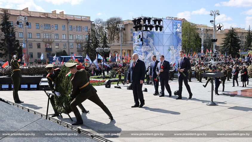 Александр Лукашенко вместе с сыновьями возложил цветы к монументу Победы в Минске