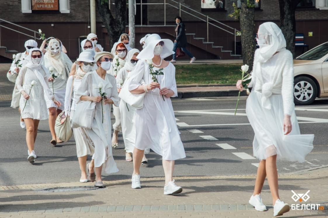В Минске девушки в белых одеждах провели акцию